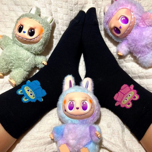 Labubu mintás bokazokni